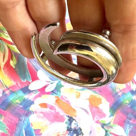 Trifari vintage silver tone  swirl brooch - Picture 4 of 6